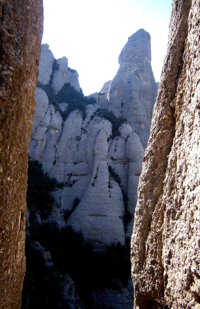 L'Agulla del Rat Penat i el Cavall des de la bretxa que forma el Projectil amb la roca veïna